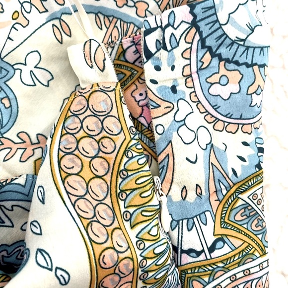 Lena -SKORT. Pastel Paisleys. Like satin material - Picture 4 of 7